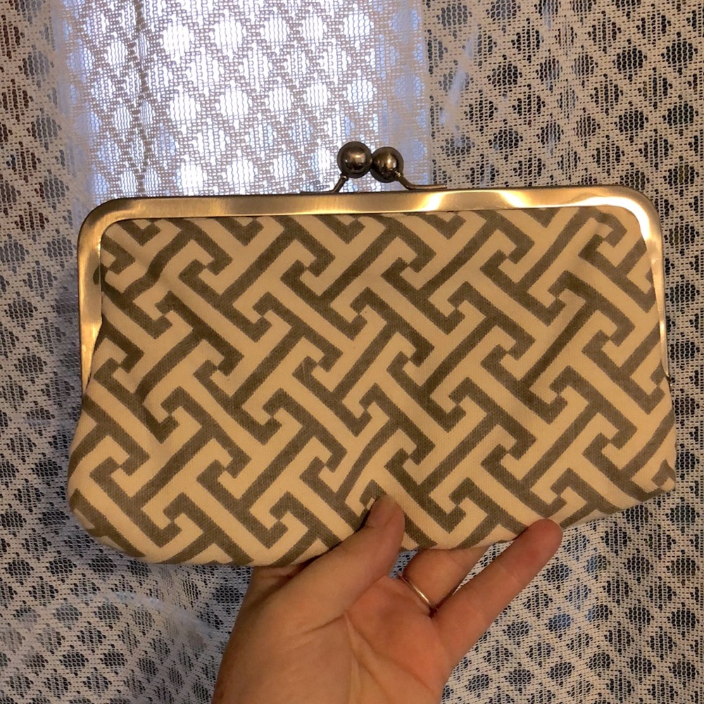 Like-new patterned clutch